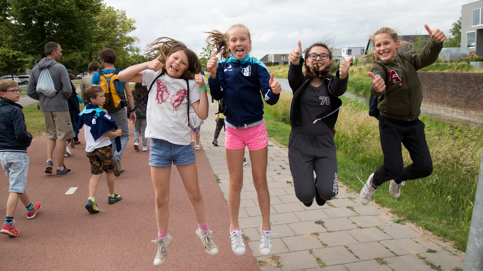 Blije kinderen die meedoen met de Avond4daagse