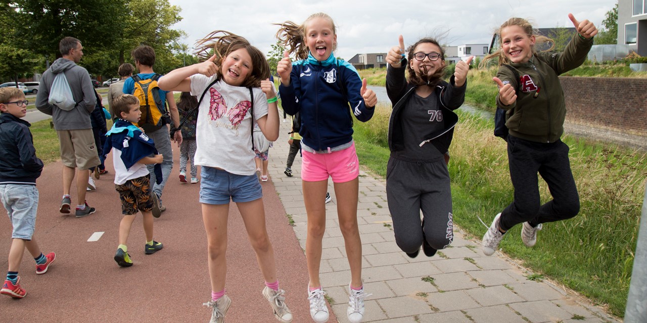 Blije kinderen die meedoen met de Avond4daagse