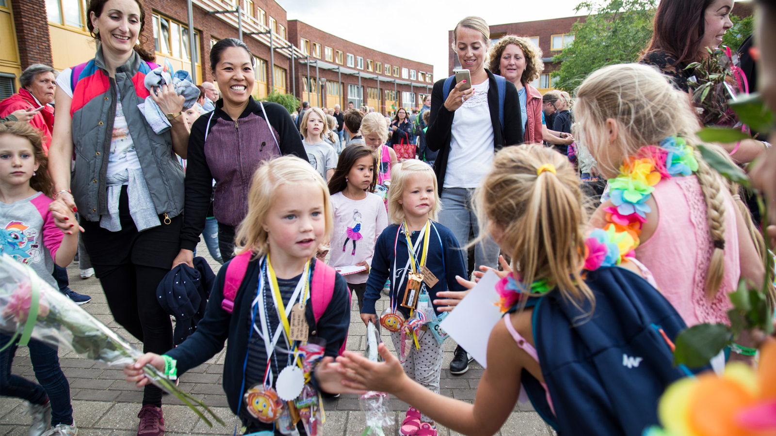 Blije kinderen bij intocht Avond4daagse