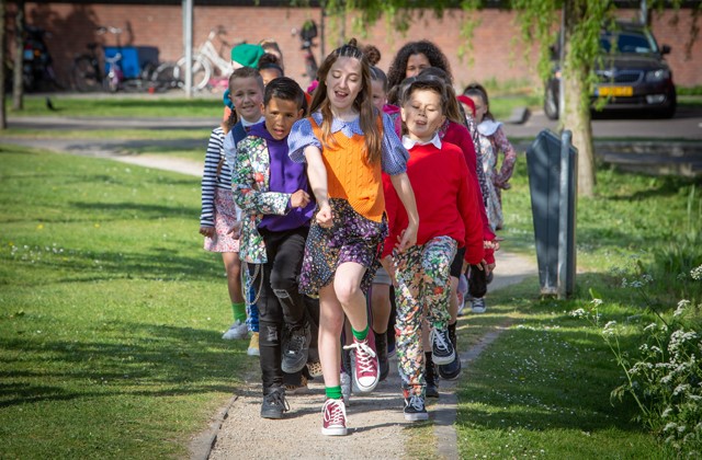 Zingende en dansende kinderen van Kinderen voor Kinderen