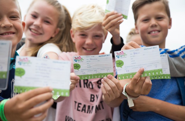Vrolijke kinderen met startkaarten Avond4daagse
