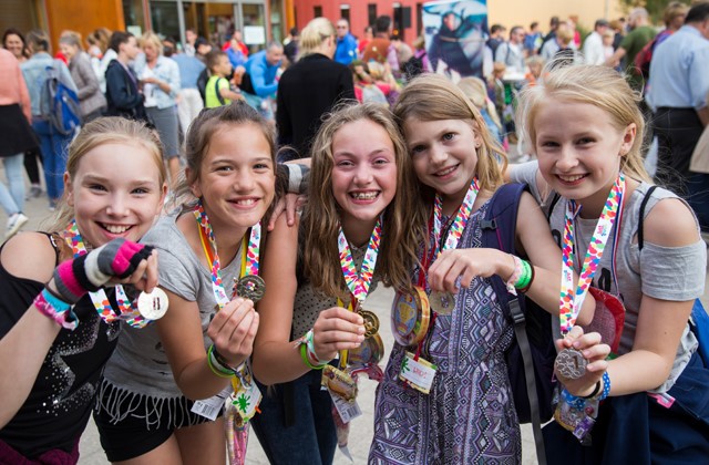 Vijf trotse meiden met de Avond4daagse medaille