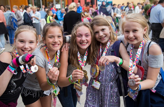 Vijf meisjes laten trots Avond4daagse medaille zien